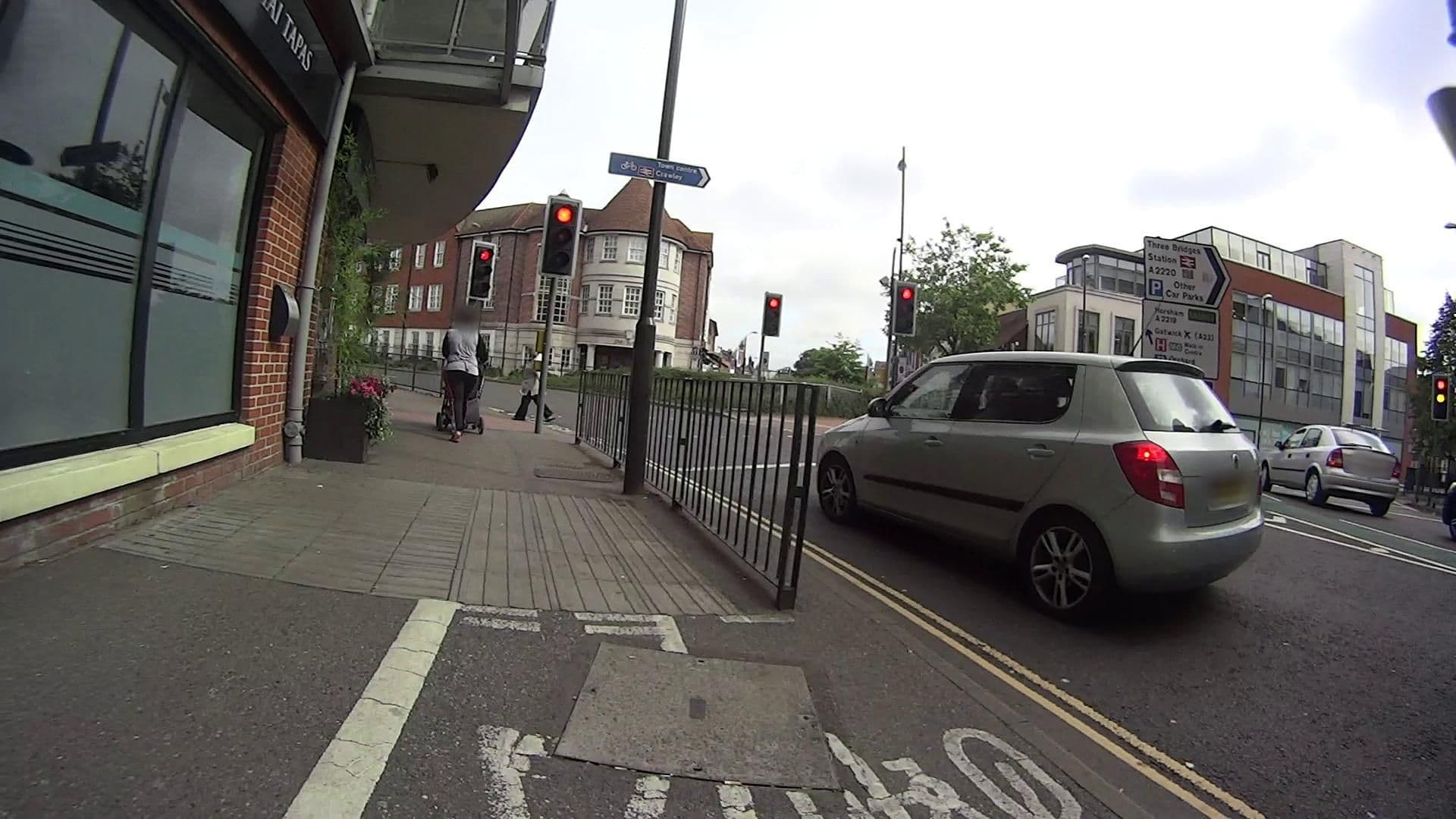 Street view near Portland, Crawley — © daveemtb (CC BY-SA · Mapillary)