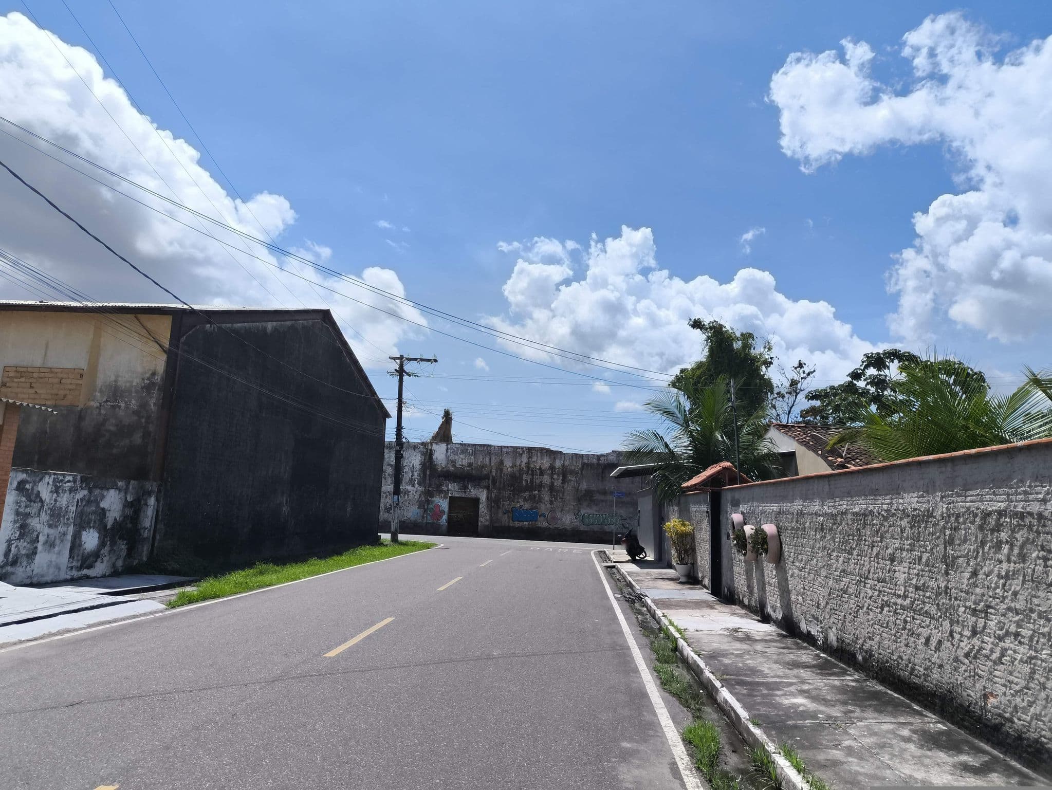 Street view near Pousada Paraiso Parintins, Parintins — © davyrabelo (CC BY-SA · Mapillary)