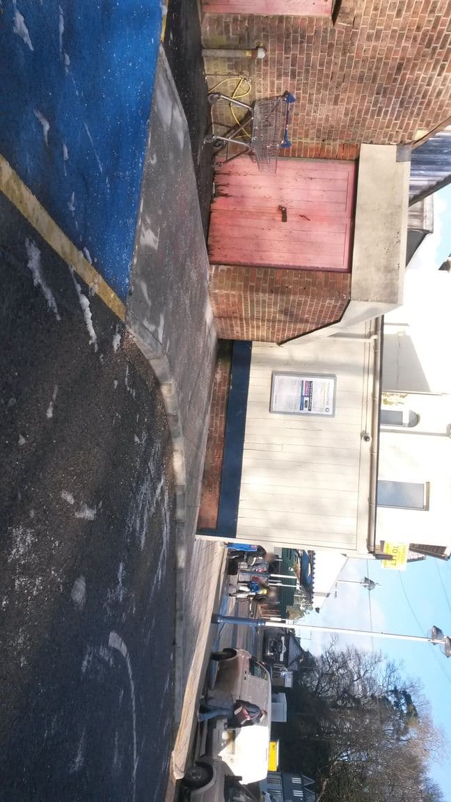 Street view near Radha rani palace, Haslemere — © helenst (CC BY-SA · Mapillary)