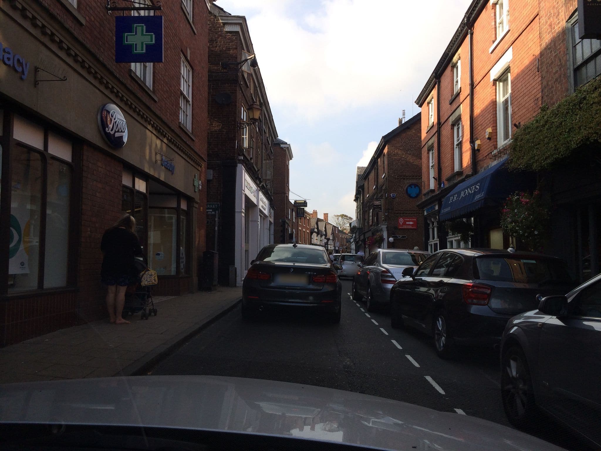 Street view near The Rose & Crown Inn, Knutsford — © julianlb (CC BY-SA · Mapillary)