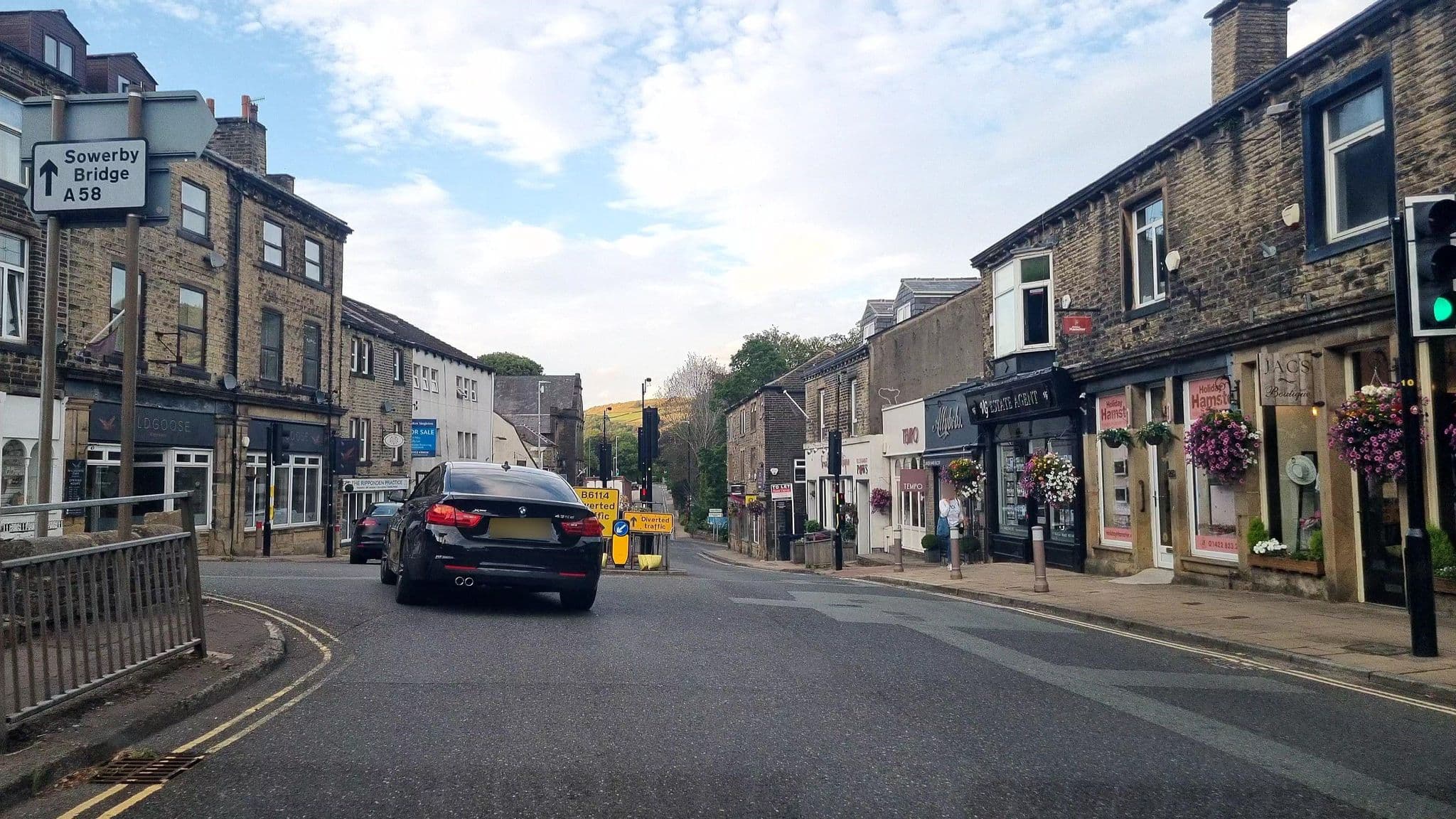 Street view near Golden Lion Hotel, Ripponden — © mappo2 (CC BY-SA · Mapillary)