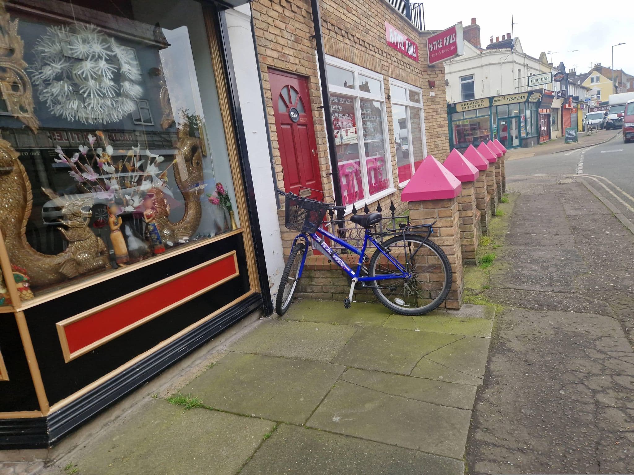 Street view near Crest of a Wave Clacton, Clacton-on-Sea — © edloach (CC BY-SA · Mapillary)