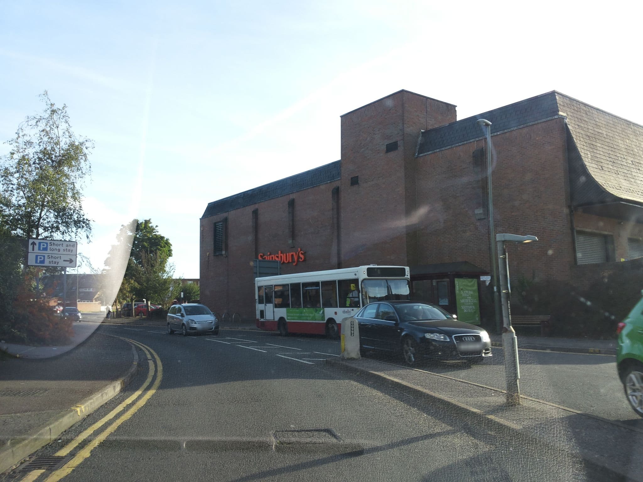 Street view near Thyme Tavern Rooms, Chertsey — © endszbrxns (CC BY-SA · Mapillary)
