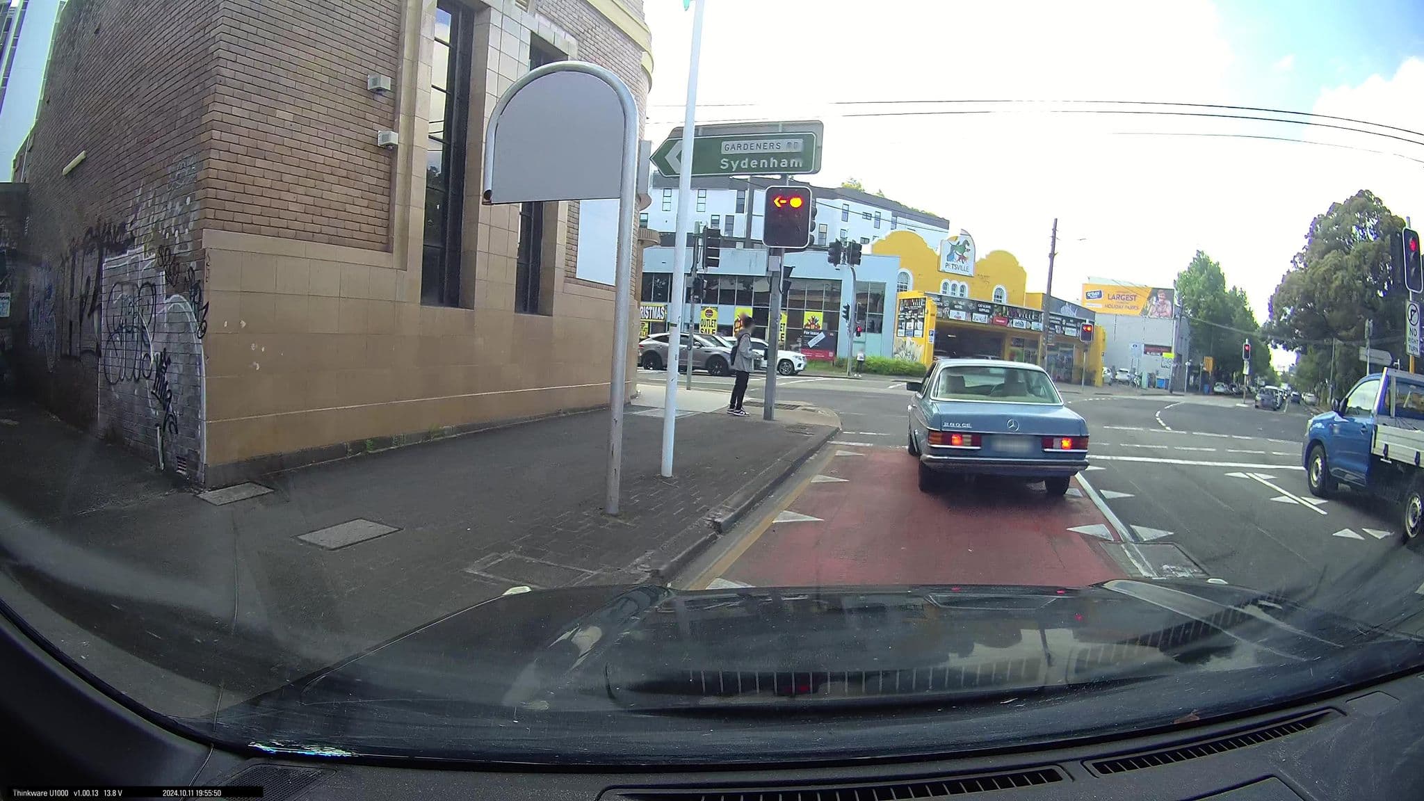 Street view near Newmarket Hotel, Mascot — © maxim752 (CC BY-SA · Mapillary)