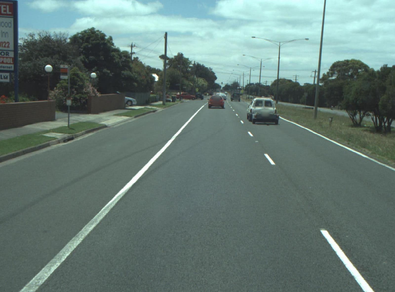 Street view near The Abbotswood Motor Inn, Belmont — © cogg (CC BY-SA · Mapillary)