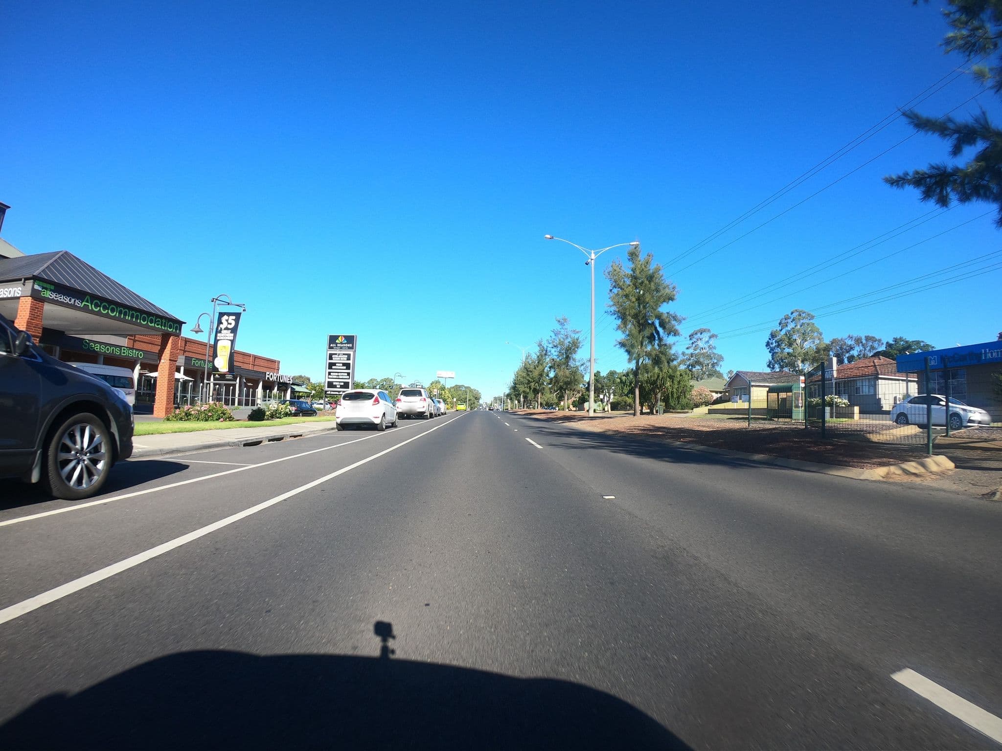 Street view near Seasons Bistro, Strathdale — © eneerhut (CC BY-SA · Mapillary)