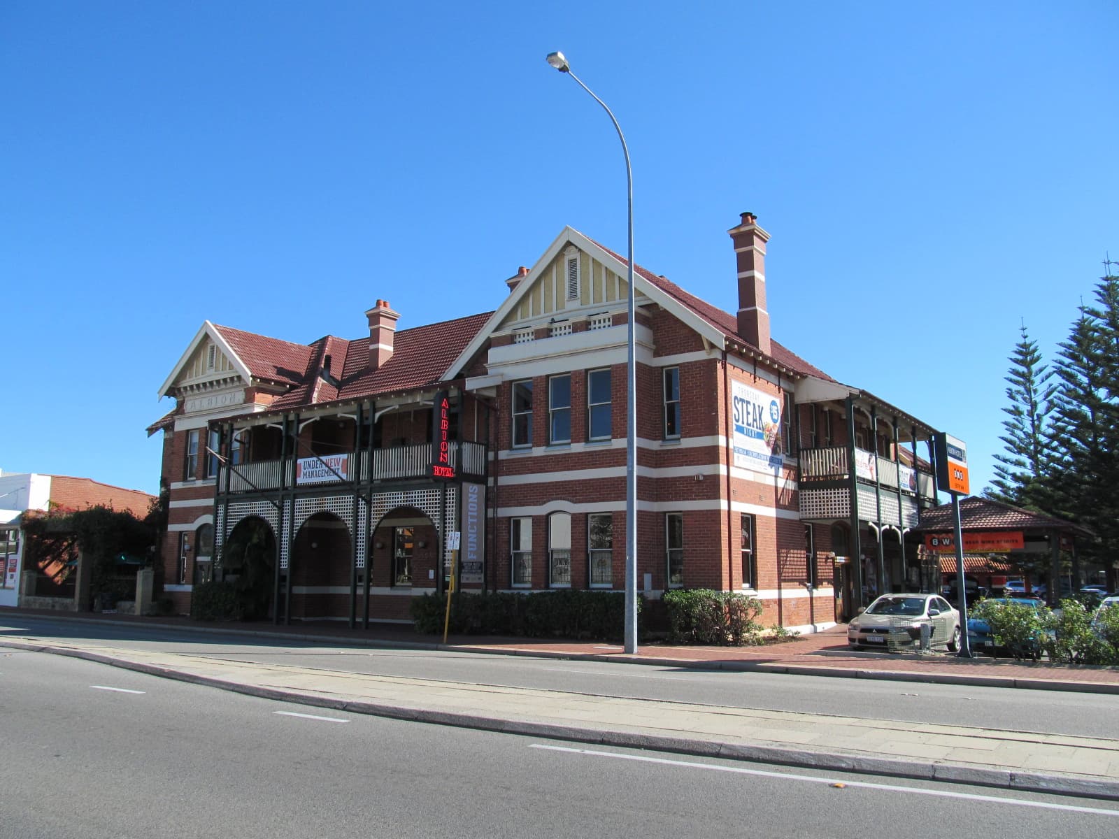 Albion Hotel (via Wikimedia Commons, CC BY-SA 3.0)