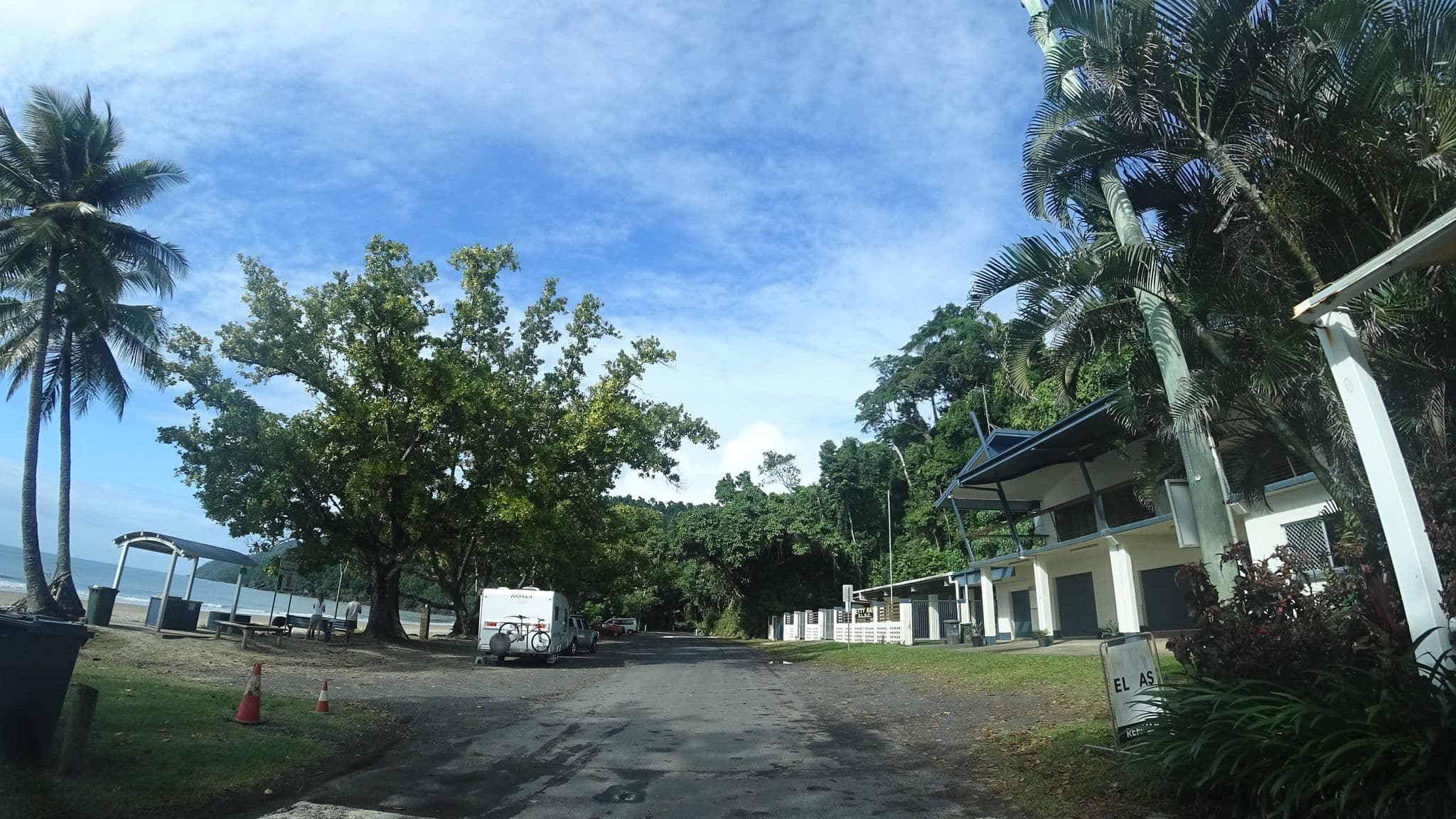Street view near Etty Bay Caravan Park & Cabins, East Innisfail — © vagrant42 (CC BY-SA · Mapillary)