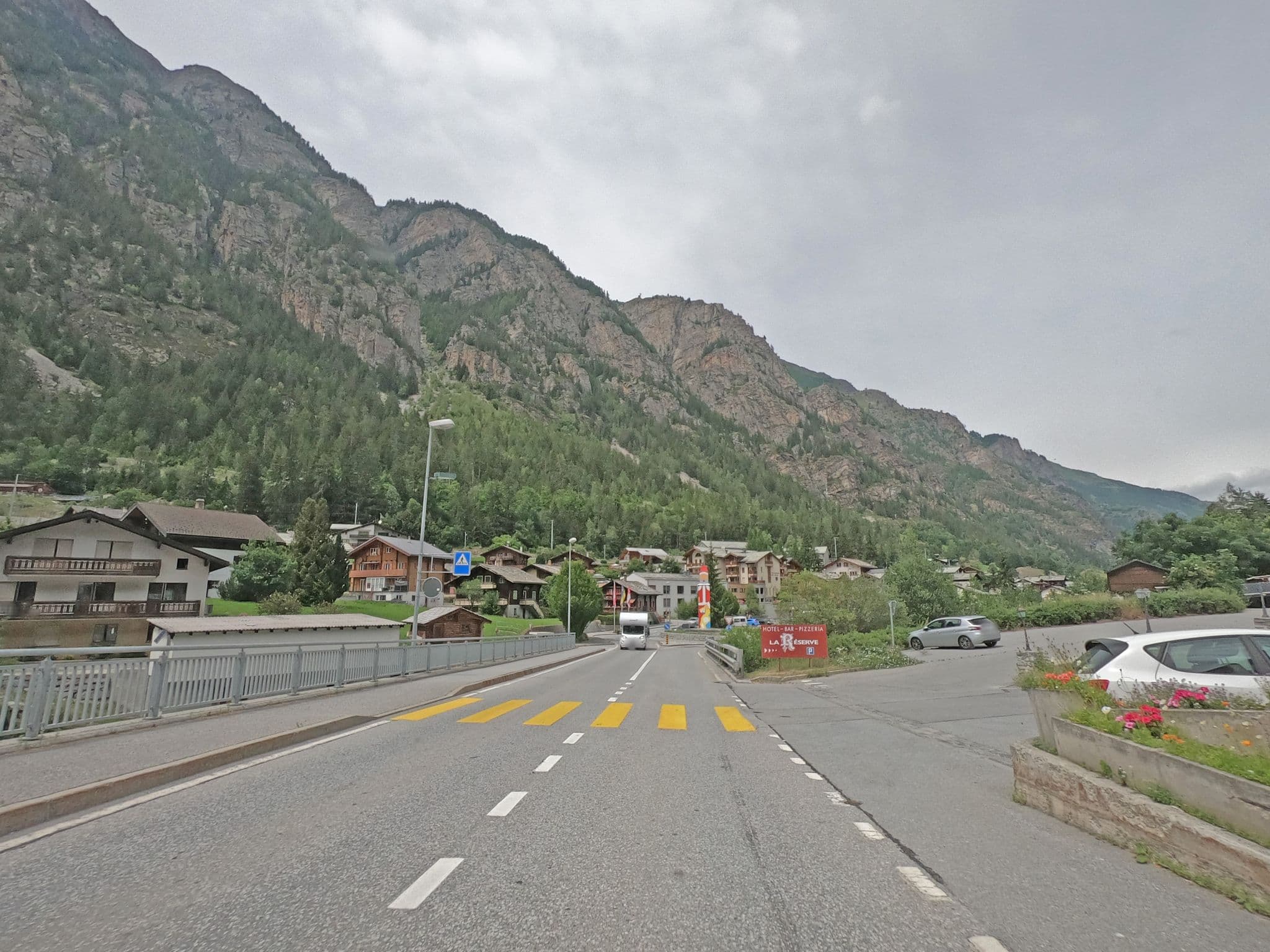 Street view near La Réserve, Sankt Niklaus — © canadarunner (CC BY-SA · Mapillary)