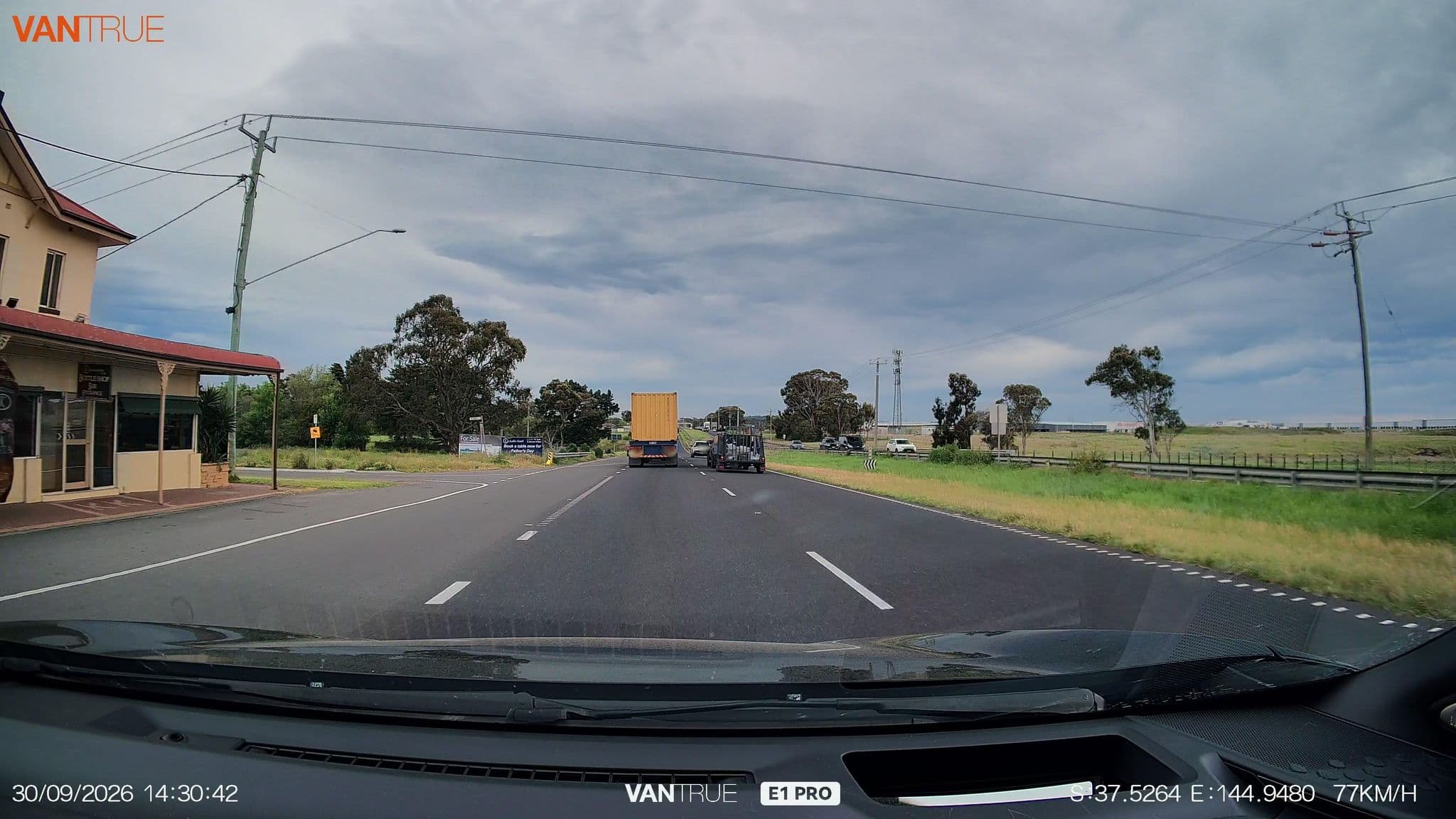 Street view near Kalkallo Hotel, Mickleham — © davidar (CC BY-SA · Mapillary)