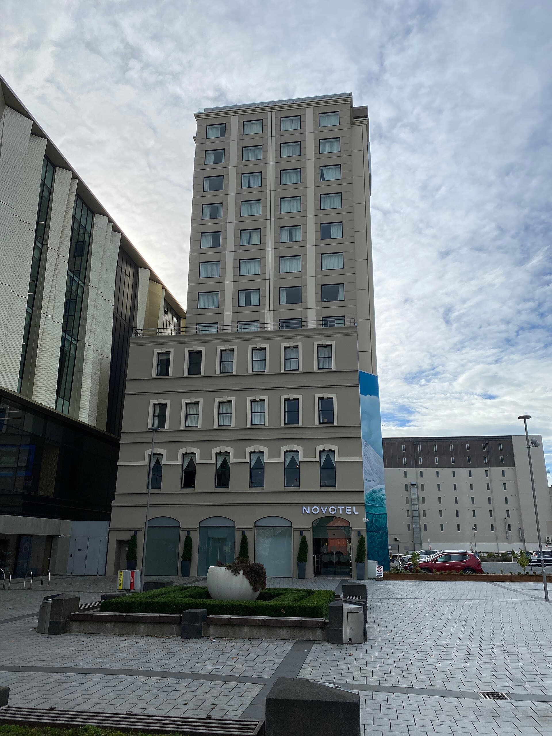 Novotel Christchurch Cathedral Square (via Wikimedia Commons, CC BY-SA 3.0)