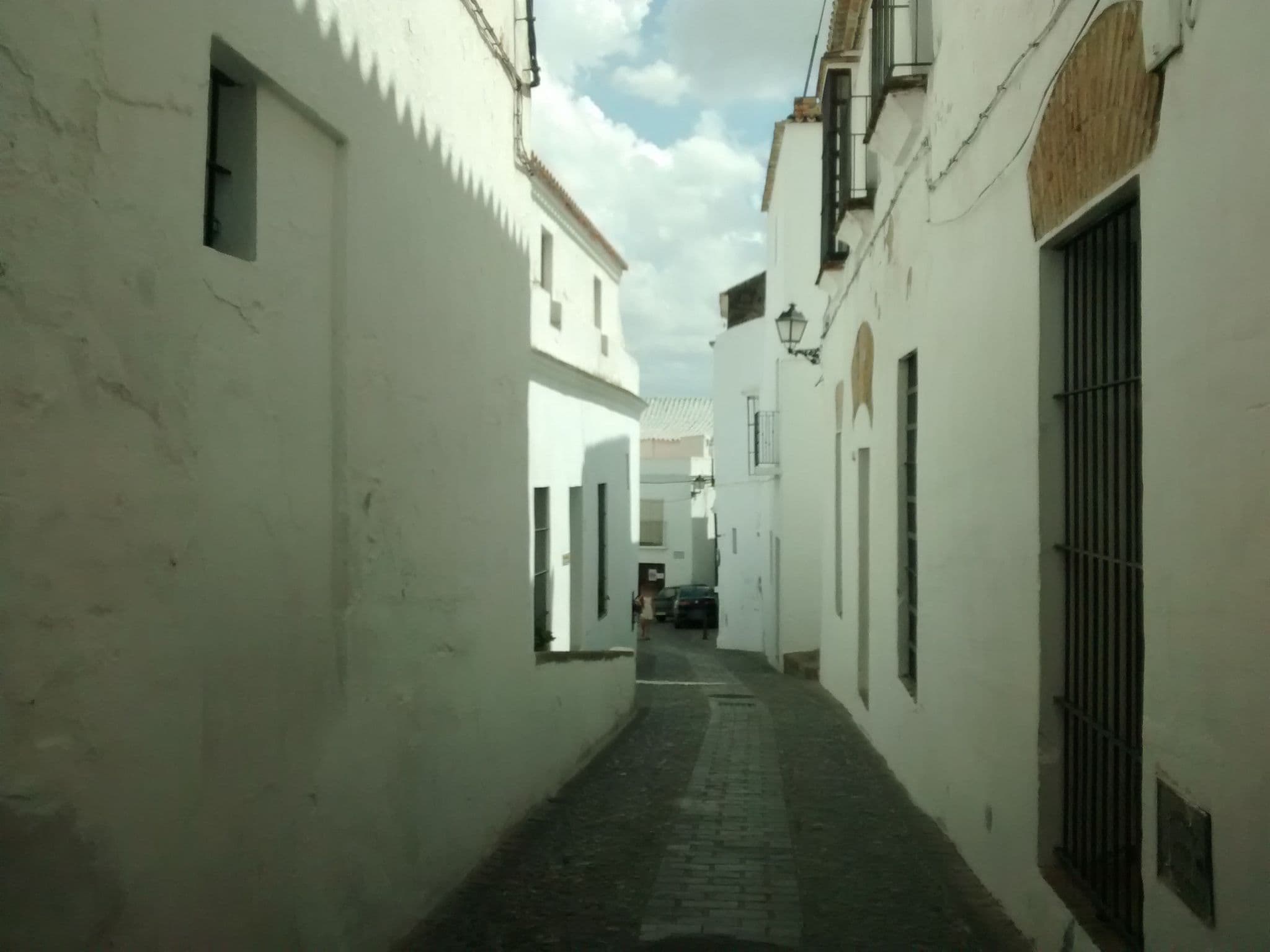 Street view near La Casa de Bóvedas B&B con encanto Hotel, Arcos de la Frontera — © egofer (CC BY-SA · Mapillary)