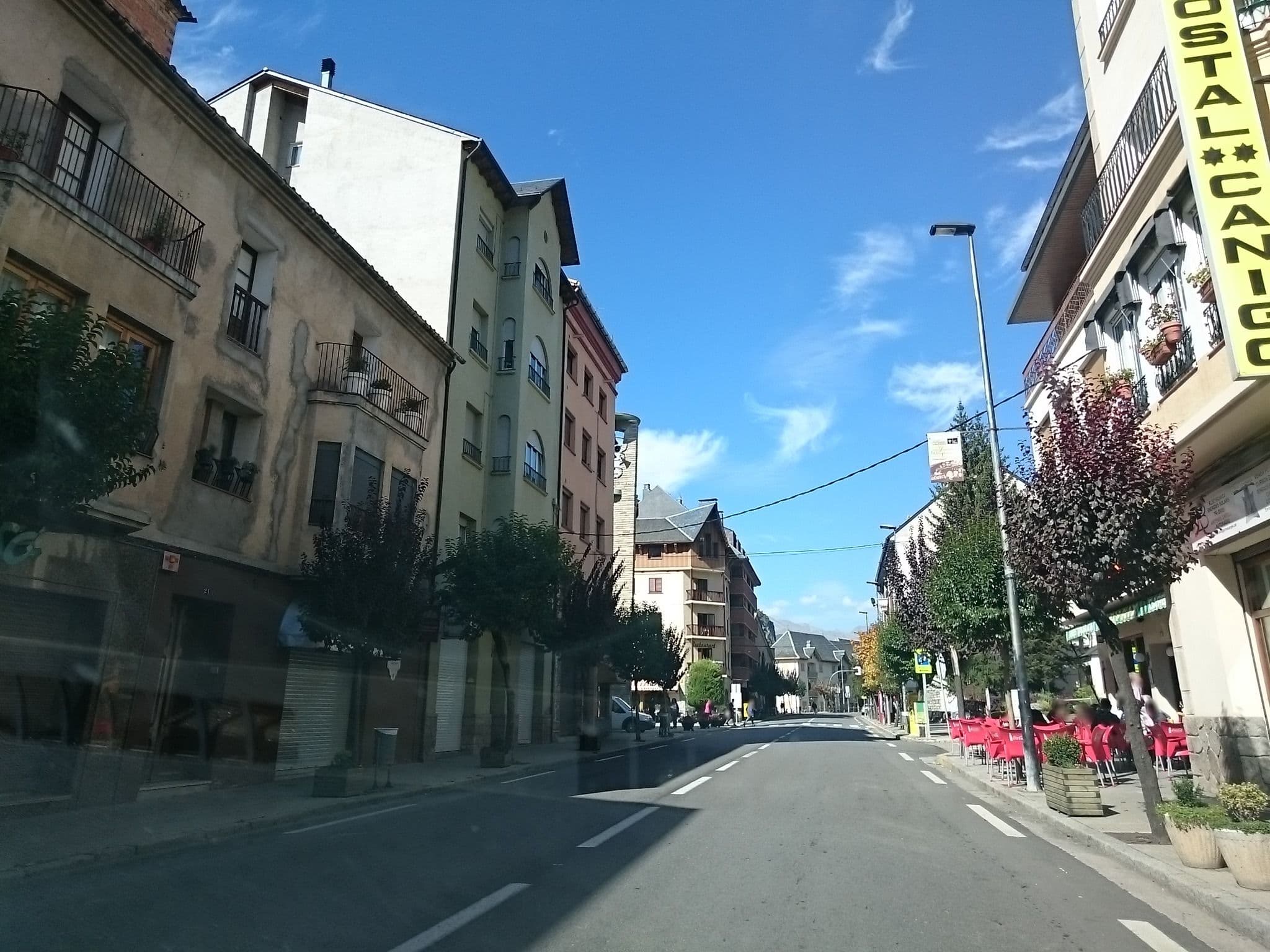 Street view near Hostal Canigó, el Pont de Suert — © yopaseopor (CC BY-SA · Mapillary)