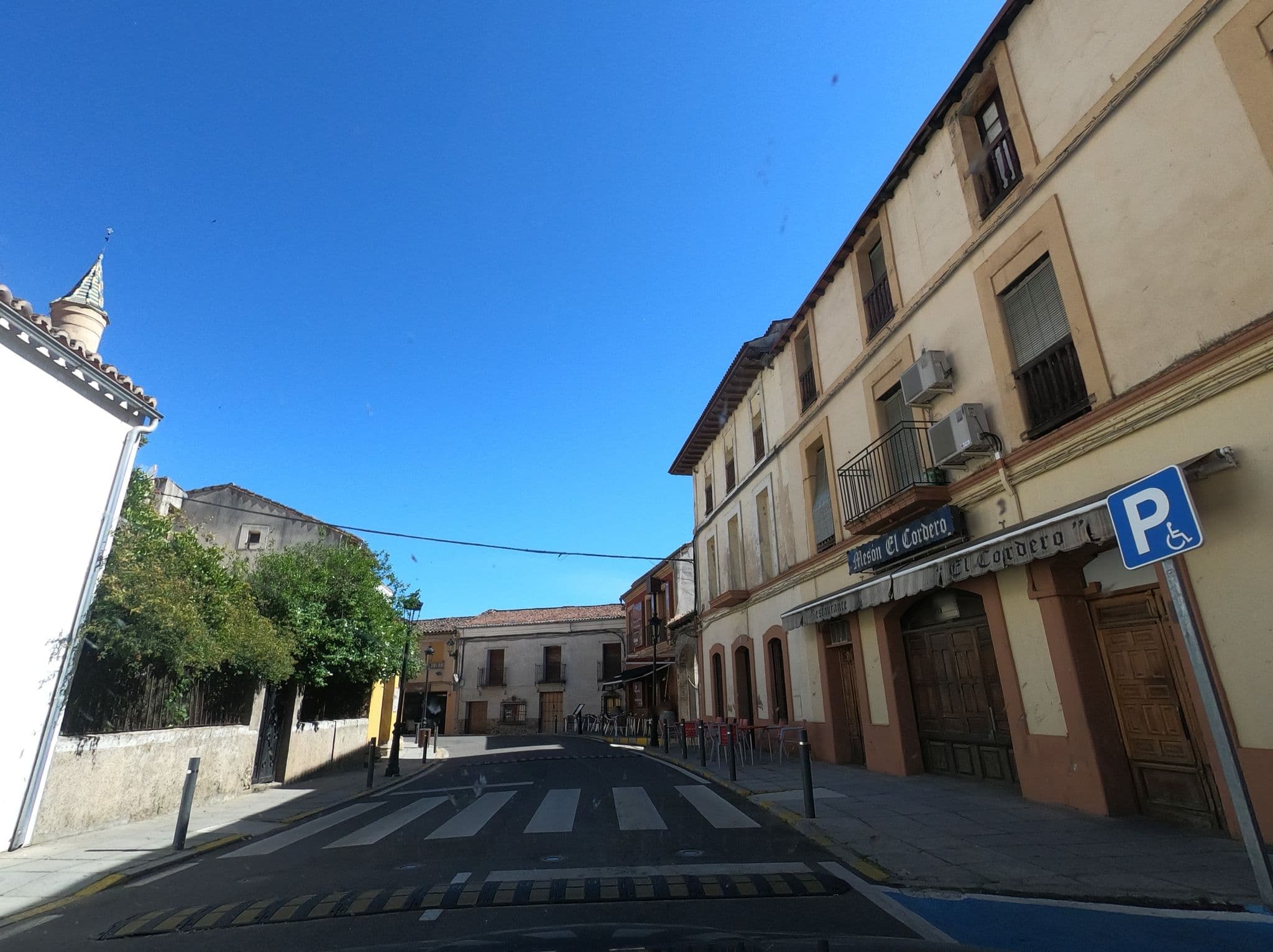 Street view near Hostal Restaurante Alfonso XI, Guadalupe — © adrigrillo (CC BY-SA · Mapillary)