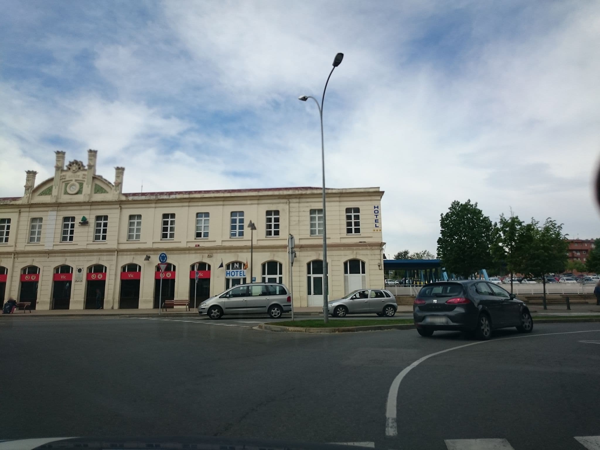 Street view near Hotel Estación del Norte, Vic — © yopaseopor (CC BY-SA · Mapillary)