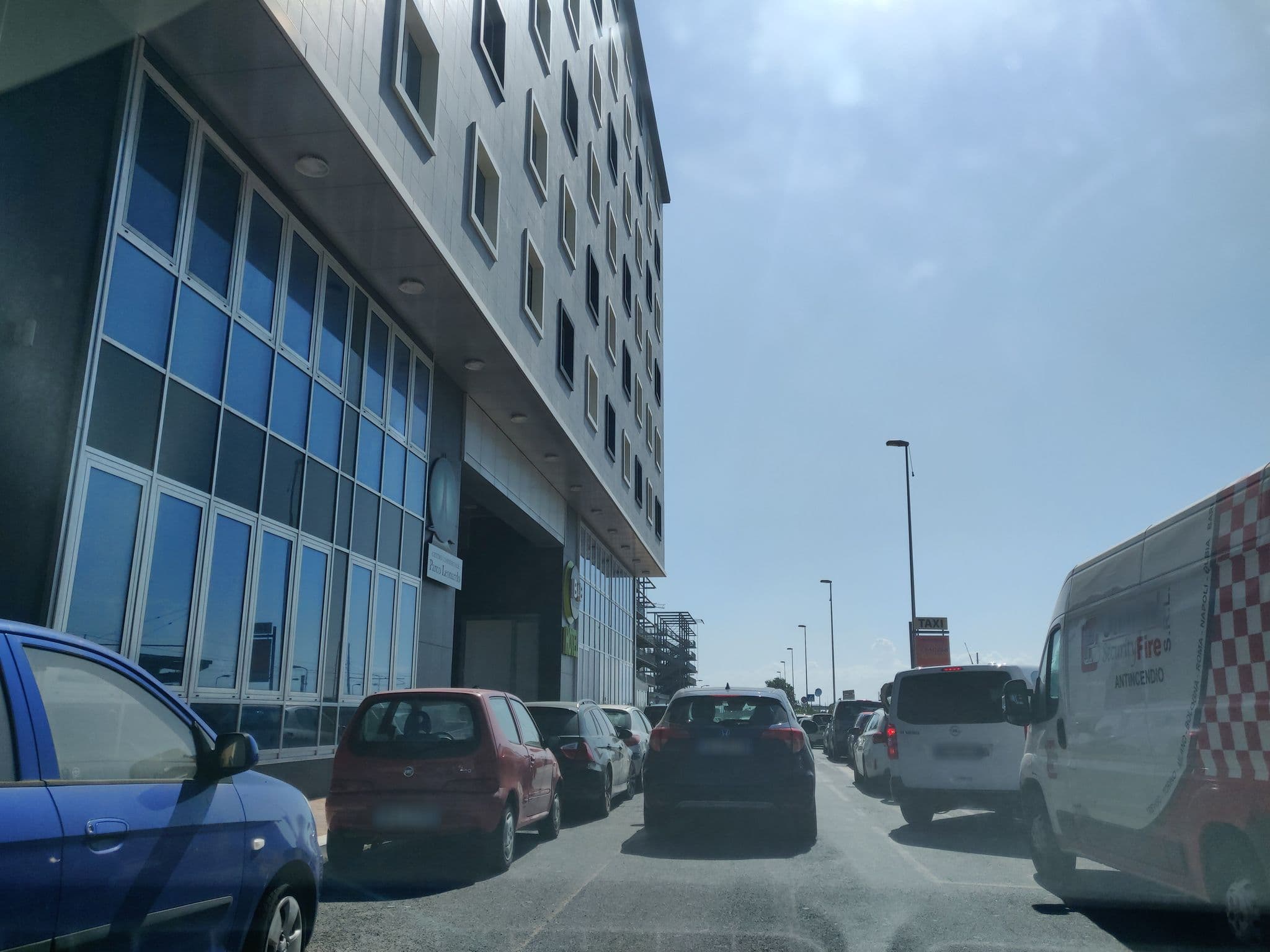 Street view near B&B HOTEL Roma Fiumicino Aeroporto Fiera 1, Parco Leonardo — © panbauletto (CC BY-SA · Mapillary)