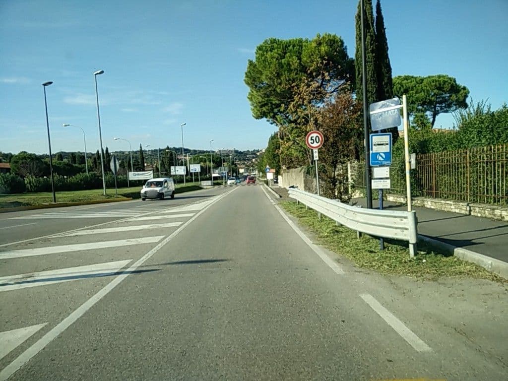 Street view near Splendido Bay, Padenghe sul Garda — © joostjakob (CC BY-SA · Mapillary)
