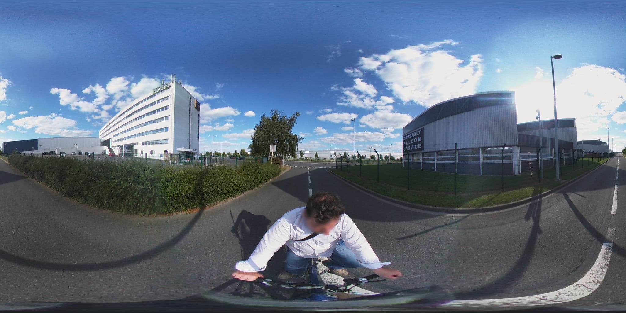Street view near Radisson Hotel Paris Le Bourget, Dugny — © geovelo (CC BY-SA · Mapillary)